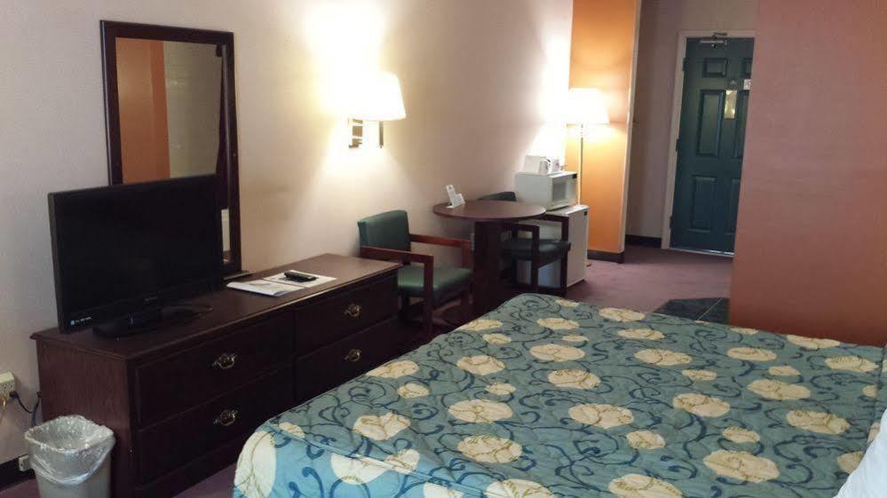 Days Inn By Wyndham Harrison Esterno foto